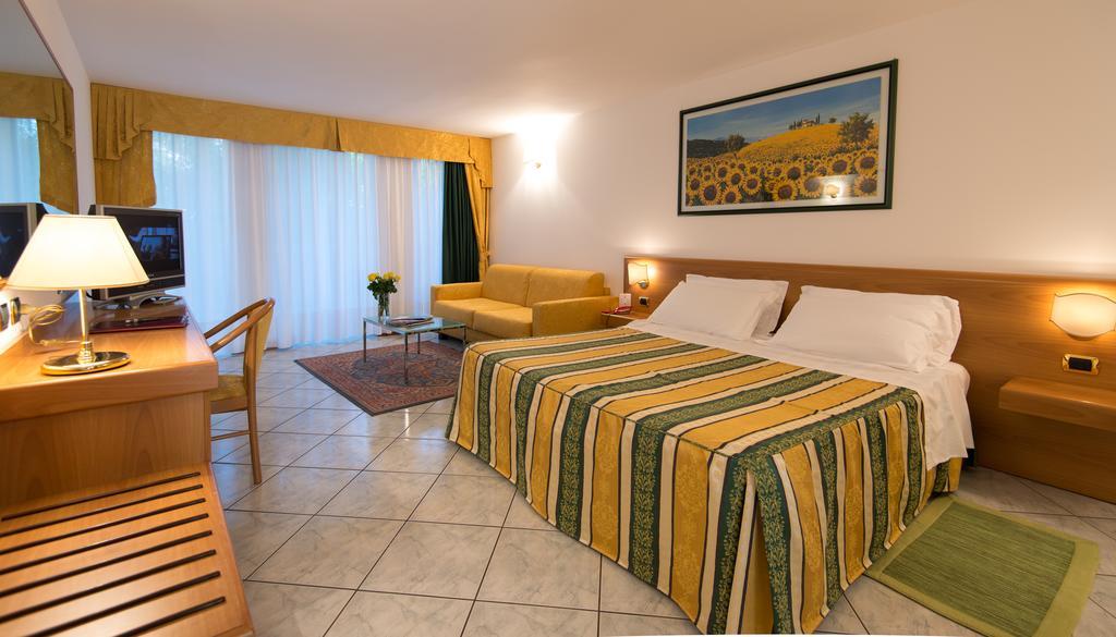 Hotel Capri Bardolino 3S Стая снимка